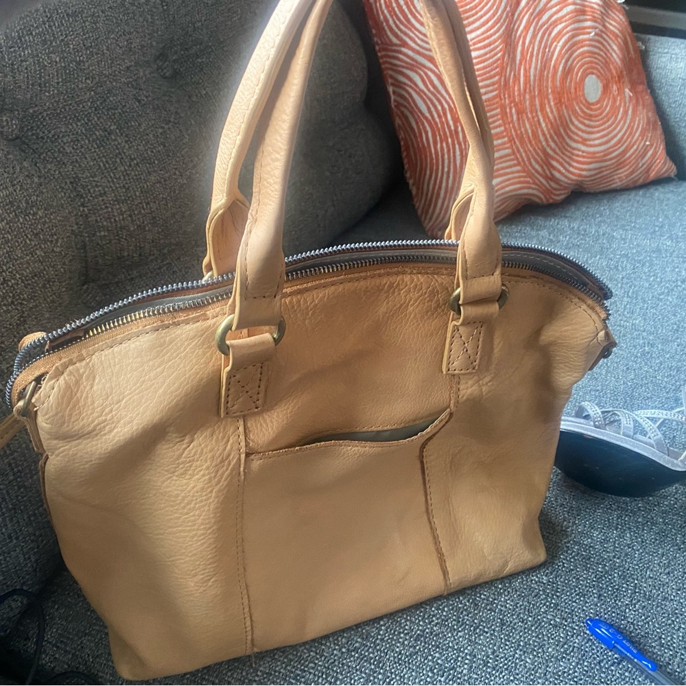 American Leather Company purse in excellent condition. Very soft leather.